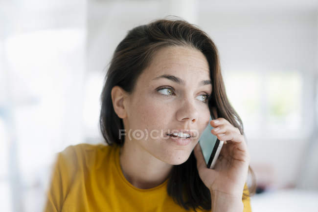 Mulher bonita usando telefone celular, retrato — Fotografia de Stock