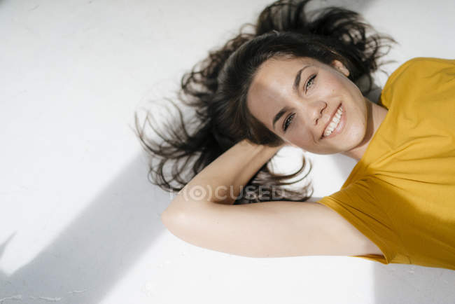 Retrato de uma mulher bonita, rindo alegremente — Fotografia de Stock