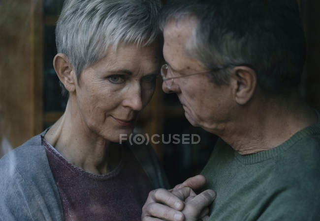 Uomo anziano consolando moglie triste — Foto stock