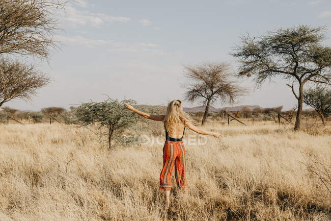 Africa, Namibia, blonde woman in grassland — Photo de stock
