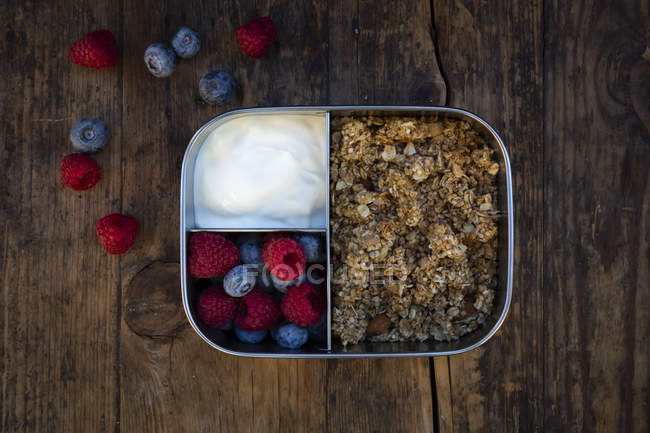 Breakfast box with granola, quinoa nuts, greek yogurt, blueberries and raspberries — Stock Photo