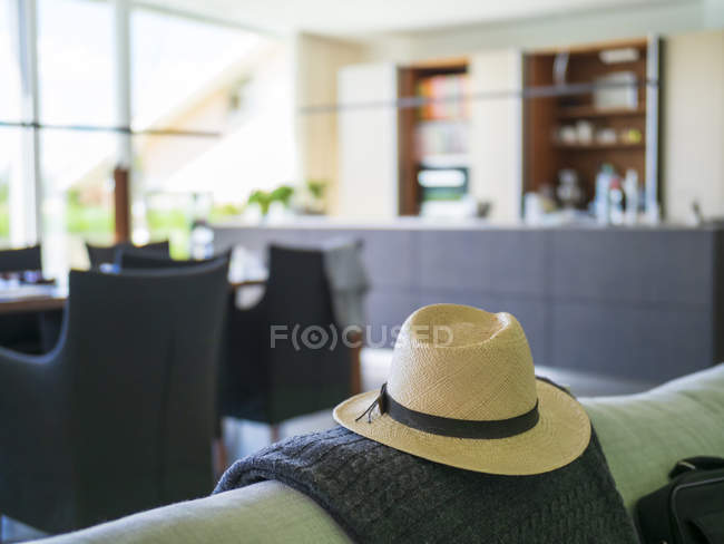 Cappello Panama sul divano in una villa moderna — Foto stock