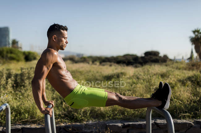 Barechested homem muscular exercitando ao ar livre — Fotografia de Stock