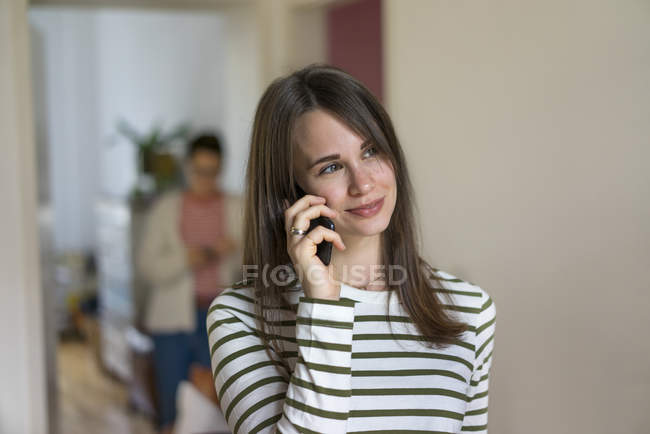 Giovane donna che parla al telefono — Foto stock