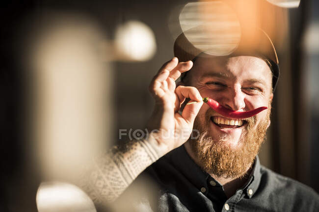 Портрет чоловіка з вусами червоного чилі — стокове фото