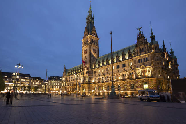 Germania, Amburgo, veduta illuminata del municipio di Amburgo — Foto stock