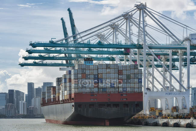 EUA, Flórida, Miami, navio de carga no porto com arranha-céus da cidade em segundo plano — Fotografia de Stock