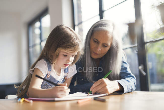 Nonna e nipote fanno un disegno insieme — Foto stock