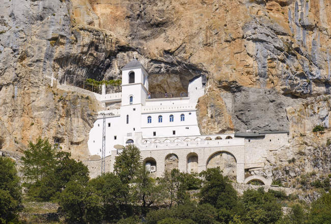 Montenegro, província de Danilovgrad, mosteiro ortodoxo sérvio Ostrog, igreja em face de rocha — Fotografia de Stock