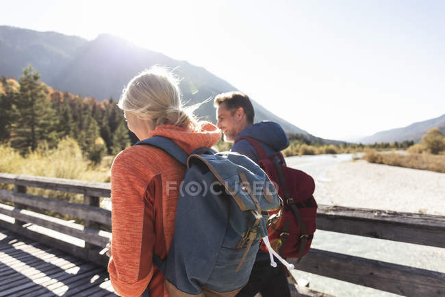Austria, Alpi, coppia in escursione attraversando un ponte — Foto stock