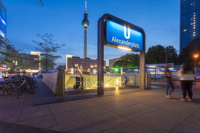 Germania, Berlino, Alexanderplatz, Berlino Torre della TV e stazione della metropolitana Alexanderplatz la sera — Foto stock