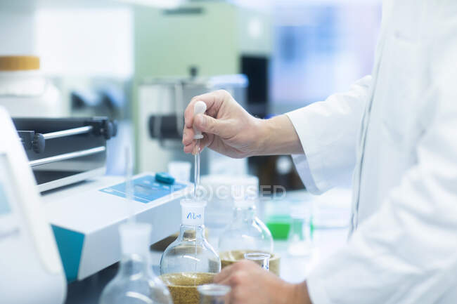 Lab technician experimenting in lab — Stock Photo