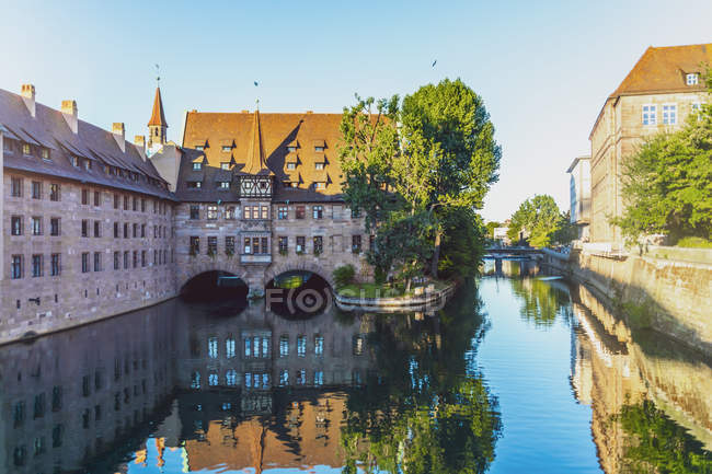 Allemagne, Nuremberg, Vieille ville, ancien hospice du Saint-Esprit et rivière Pegnitz — Photo de stock