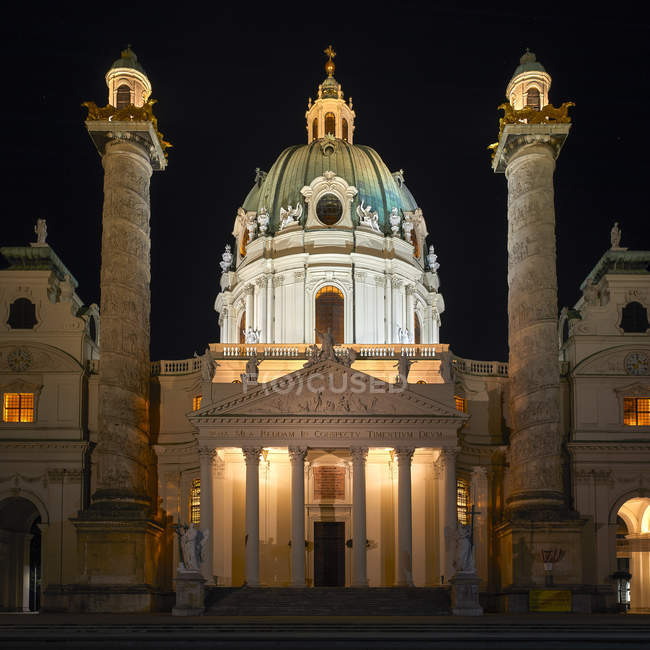 Austria, Viena, Iglesia de San Carlos por la noche - foto de stock