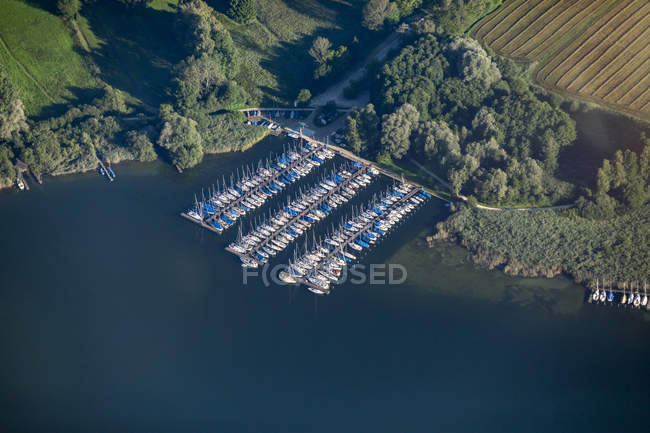 Germania, Baviera, Chiemgau, Veduta aerea del lago Chiemsee, porto — Foto stock