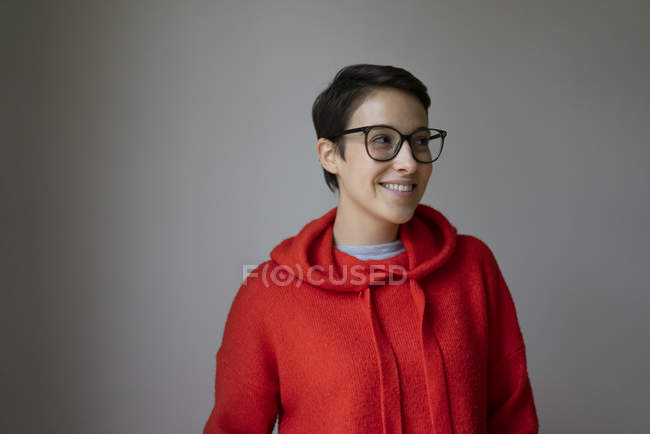 Ritratto di una giovane donna sorridente con i capelli corti, con gli occhiali — Foto stock