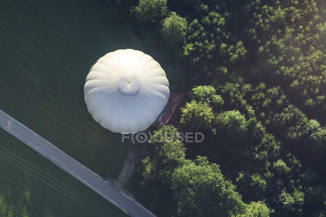 Alemanha, Baviera, Chiemgau, Vista aérea de um balão de ar quente — Fotografia de Stock