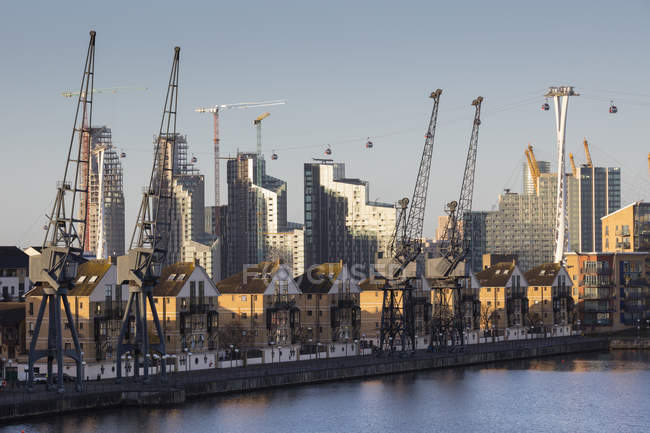Reino Unido, Londres, Docklands, edifícios residenciais renovados e guindastes portuários, gôndolas do teleférico Emirates — Fotografia de Stock