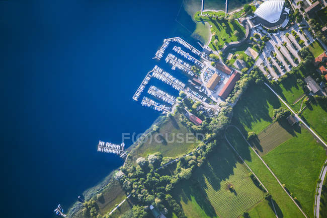 Німеччина, Баварія, Кімгау, вид на озеро Кімзее, Пріен, гавань, купання — стокове фото