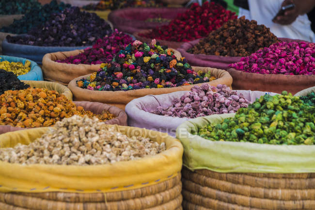 Maroc, Marrakech, Médina, Épices dans un magasin d'épices — Photo de stock
