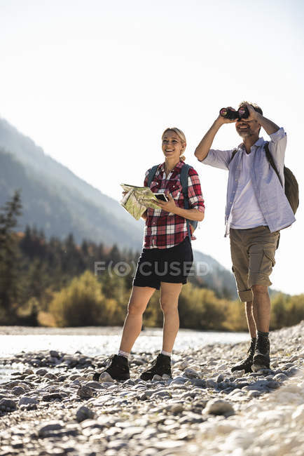 Austria, Alpi, coppia in escursione con mappa e binocolo — Foto stock