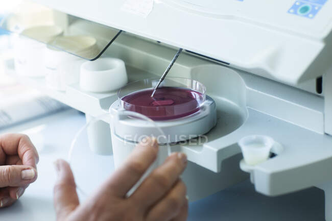 Lab technician working with machine in lab — Stock Photo