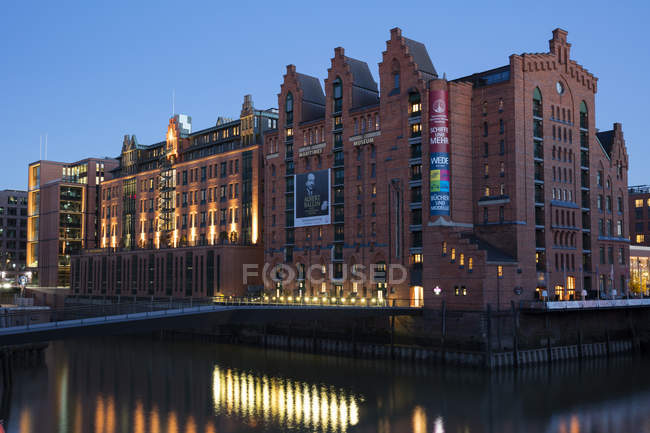Deutschland, Hamburg, Speicherstadt, Internationales Schifffahrtsmuseum in der Abenddämmerung — Stockfoto