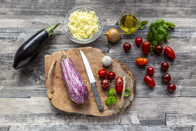 Verschiedene Zutaten für Auberginen-Pizza, Low-Carb — Stockfoto