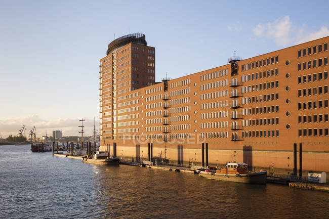 Alemanha, Hamburgo, vista diurna de barcos no rio na cidade — Fotografia de Stock
