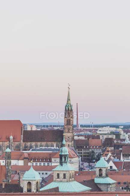 Germania, Norimberga, centro storico, paesaggio urbano con municipio e chiesa di San Lorenzo la sera — Foto stock