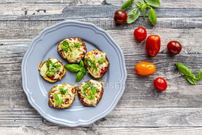 Pizza de beringela, fatias de beringela com molho de tomate e queijo, gratinado, baixo carboidrato — Fotografia de Stock