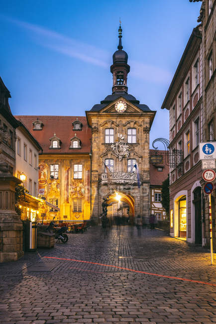 Allemagne, Bavière, Bamberg, vieille ville avec ancienne mairie au crépuscule — Photo de stock