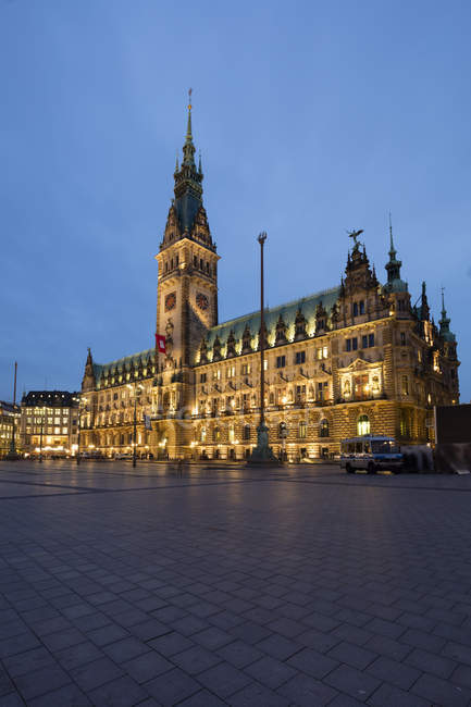 Germania, Amburgo, veduta illuminata del municipio di Amburgo — Foto stock