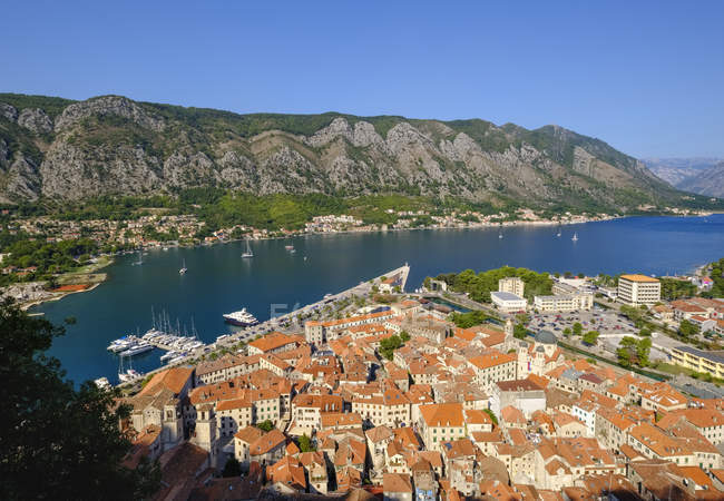 Monténégro, Baie de Kotor, Kotor, vieille ville, vue de la forteresse Sveti Ivan — Photo de stock