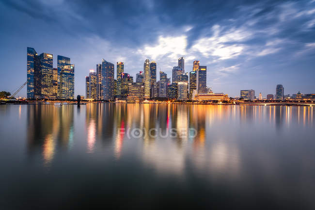 Singapore, Finanzviertel, Hochhäuser am Abend — Stockfoto