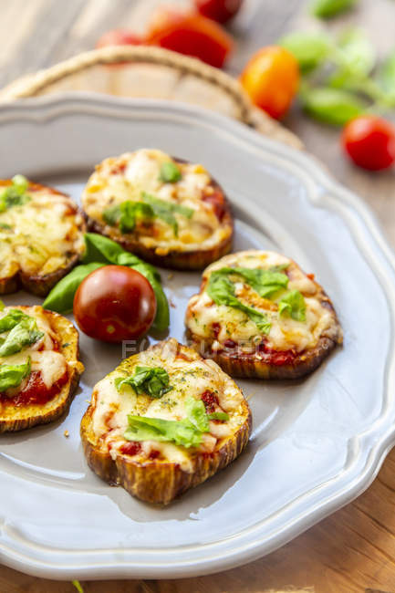 Pizza de beringela, fatias de beringela com molho de tomate e queijo, gratinado, baixo carboidrato — Fotografia de Stock