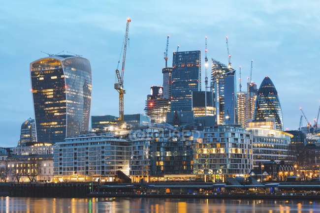 Великобританія, Англія, Лондон, Фінансовий район з сучасними хмарочосами на світанку, тривале експозиції — стокове фото