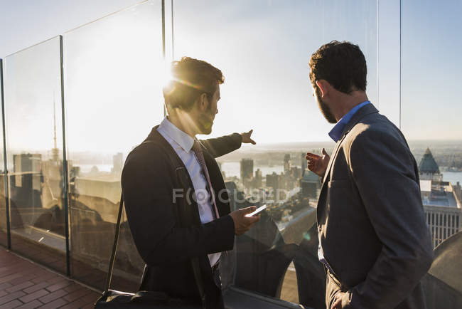 USA, New York, due uomini d'affari sul ponte di osservazione del Rockefeller Center — Foto stock