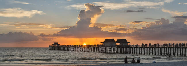USA, Florida, Napoli, vista panoramica sul molo di Napoli con folla che si gode il tramonto — Foto stock