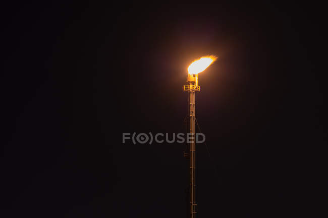 Великобритания, Гранит, нефтехимический завод ночью, факел газа — стоковое фото