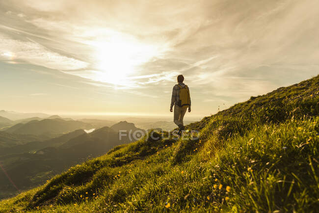 Austria, Salzkammergut, Senderista caminando solo por las montañas - foto de stock