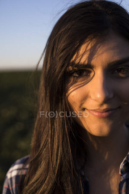 Портрет молодой женщины-фермера — стоковое фото