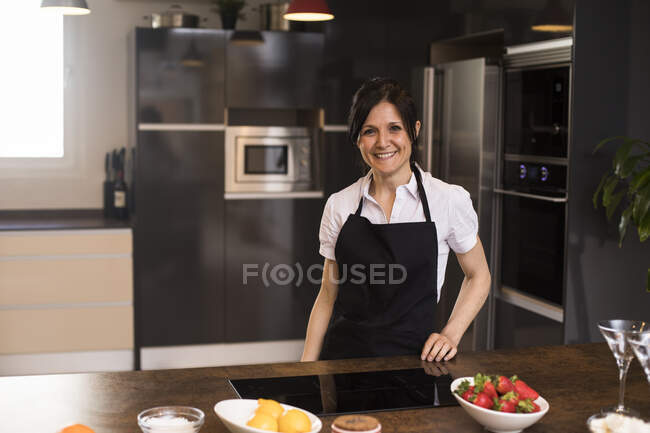 Retrato de mujer sonriente en la cocina - foto de stock