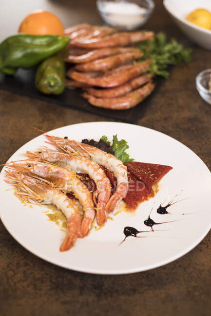 Crevettes aux poivrons sur une assiette — Photo de stock