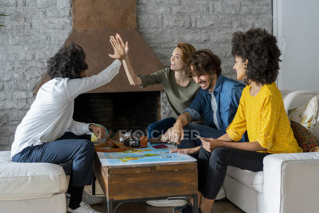 Riunione degli amici per pianificare le vacanze controllando la mappa — Foto stock