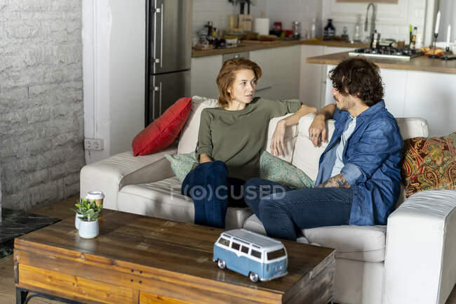 Пара сидить на дивані, плануючи подорож. — стокове фото