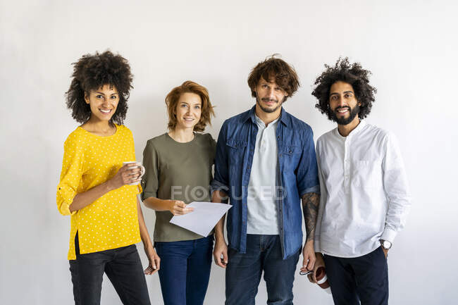 Группа коллег стоит на белом фоне — стоковое фото