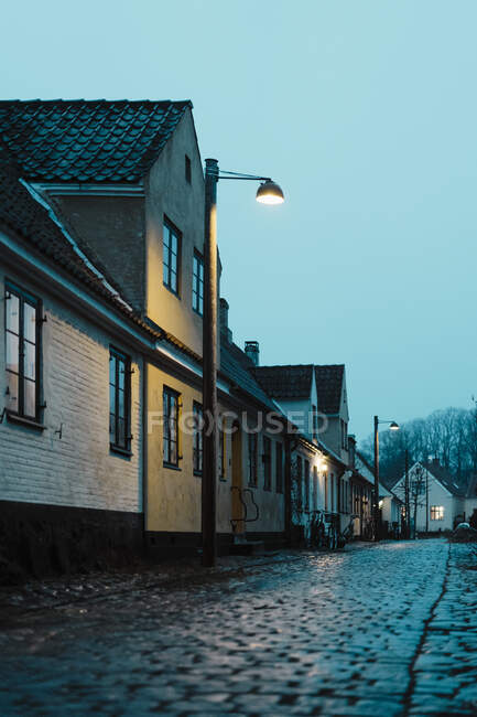 Danimarca Dragor case residenziali nel centro storico al crepuscolo — Foto stock