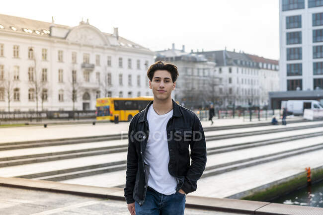 Danemark Copenhague portrait d'un jeune homme confiant dans la ville — Photo de stock