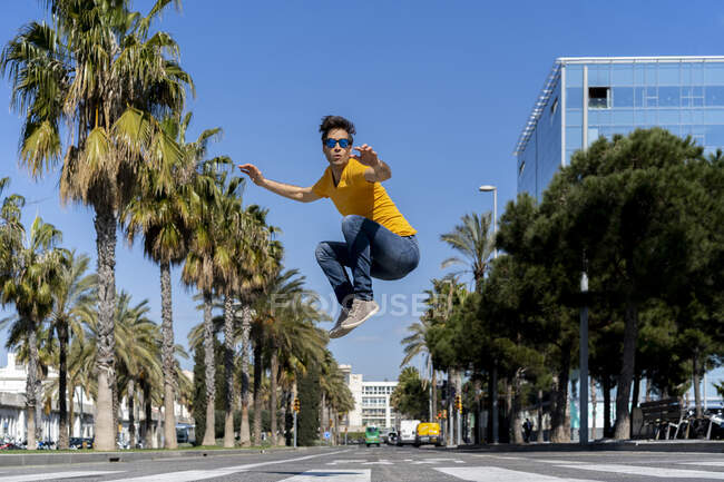 Spain, Barcelona, man in the city jumping on the street — Stock Photo